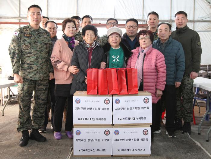 12일 육군특전사 귀성부대 부사관단이 인천시 남동구 만의골 지역주민들에게 위문품을 전달하고 있다.