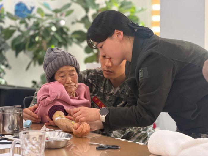 해병대6여단 장병이 대청도 지역 요양원에서 어르신들의 건강 상태를 살피고 있다.