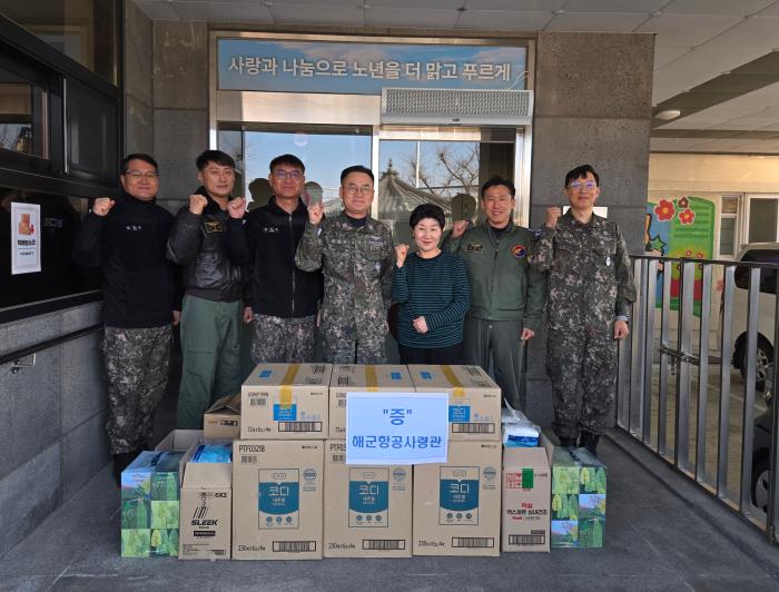 해군항공사령부 주임원사단이 선린애육원을 방문해 장병들이 모은 성금으로 구매한 생필품을 전달하고 있다.