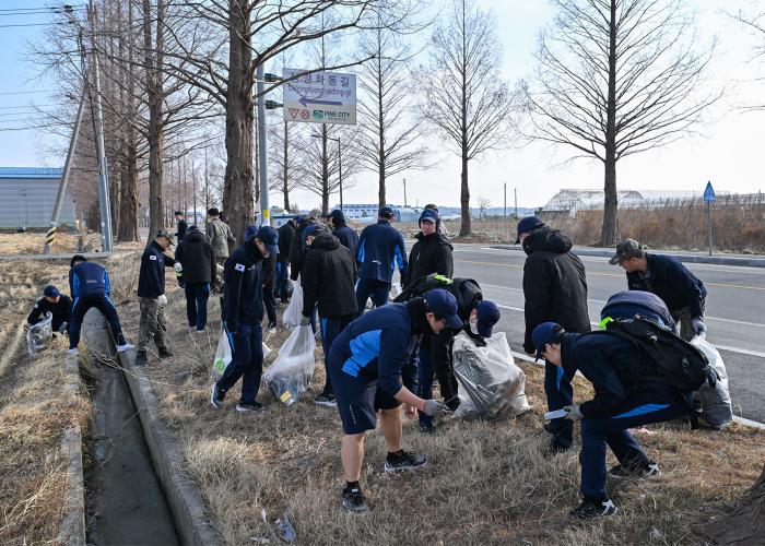 공군18전투비행단이 11일 기지 인근 도로에서 실시한 환경미화 활동 중 장병들이 쓰레기를 수거하고 있다. 사진 제공=황동준 병장