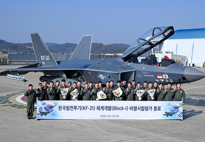 공군시험평가단 소속 조종사들이 12일 KF-21 군 운용적합성 평가 비행시험을 종료해 기념사진을 찍고 있다. 공군 제공