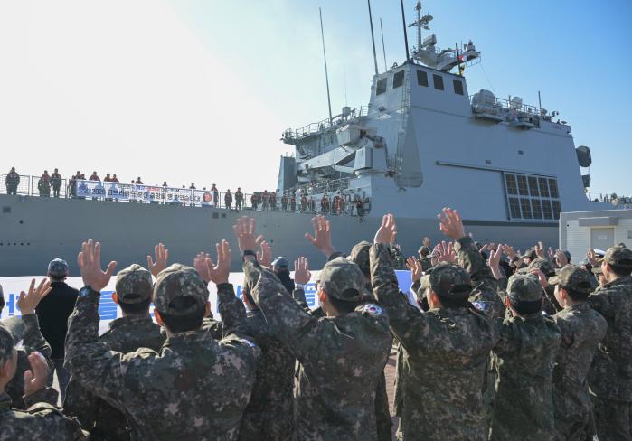 2026년 코브라골드 훈련전대 소속 해군상륙함 노적봉함이 12일 장병들의 환송을 받으며 해군 부산작전기지를 출항하고 있다. 해군 제공