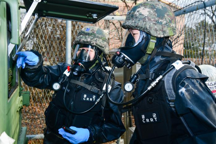 공군15특수임무비행단이 11일 실시한 생물독소감시기 경보대응 훈련에서 화생방지원대 요원들이 생물독소감시기 모니터로 생물학작용제의 농도를 확인하고 있다. 사진 제공=곽한빛 하사