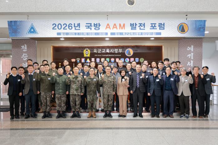 육군교육사가 12일 개최한 ‘국방 차세대항공모빌리티(AAM) 발전 포럼’ 주요 참석자들이 기념촬영을 하고 있다. 부대 제공