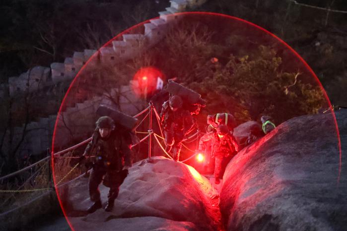 육군수도방위사령부 수호신부대 장병들이 지난 5일 무박 2일 야간 전술행군 중 산악지형을 극복하고 있다. 이윤청 기자