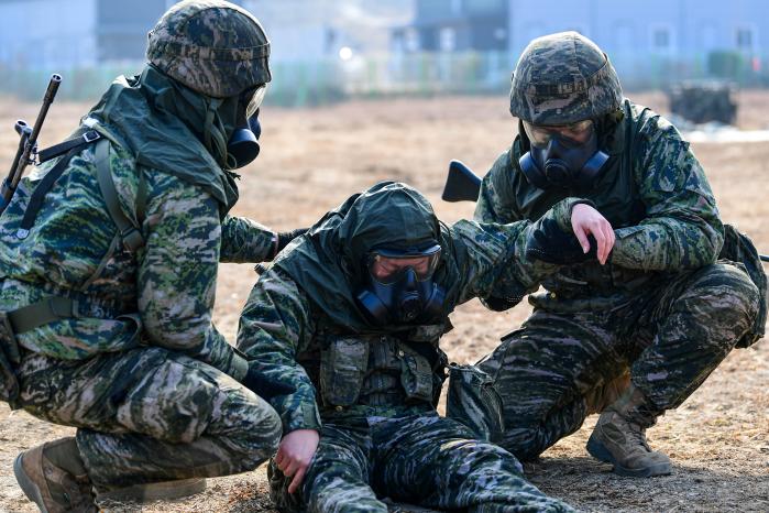 해병대2사단 화생방대대 장병들이 중대 전술훈련에서 화생방 오염환자를 분류하고 응급처치하고 있다. 부대 제공