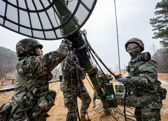 해병대2사단 정보통신대대 장병들이 중대 전술훈련 중 노드통신소를 설치하고 있다. 부대 제공