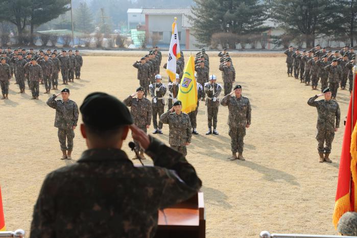 12일 육군5기갑여단에서 열린 미국 현지 연합 소부대 훈련 출정식에서 북진대대 장병들이 경례하고 있다. 부대 제공