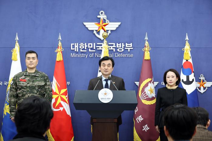 안규백(가운데) 국방부 장관이 12일 서울 용산구 국방부 브리핑룸에서 ‘헌법존중 정부혁신 태스크포스(TF)’ 활동 결과를 발표하고 있다. 김병문 기자