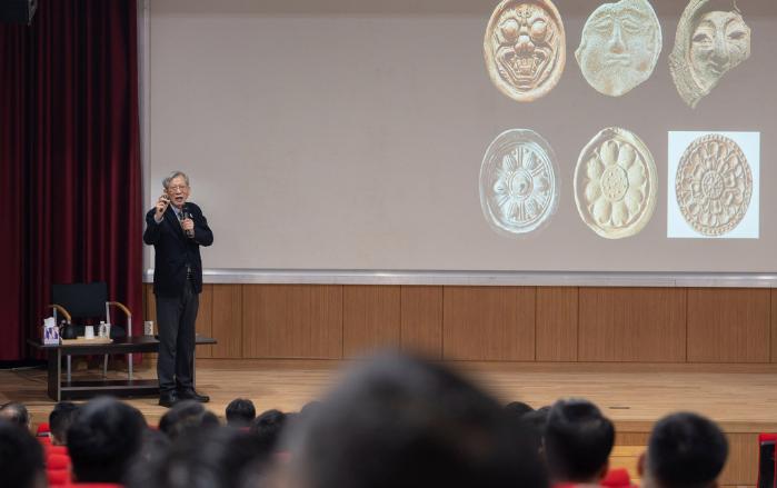 유홍준 국립중앙박물관장이 지난 13일 합참에서 열린 ‘26-1차 합참 아카데미’에서 강연하고 있다. 합참 제공