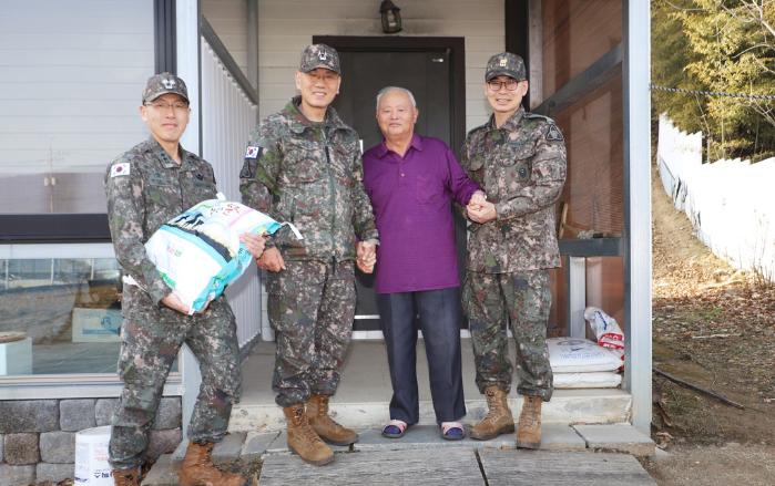 김광석(왼쪽 둘째) 육군35보병사단장이 지난 13일 6·25전쟁 참전용사 신기철 옹에게 선물을 전달하고 있다. 부대 제공