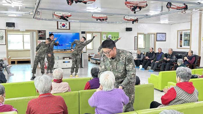 육군37사단 신병교육대대 장병들이 지난 16일 충북 증평군 노인복지시설에서 공연하고 있다. 부대 제공
