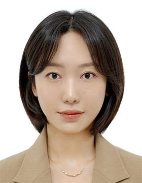 필자 권정윤은 서울대학교 소비자학과에서 학·석·박사 학위를 마치고 현재 서울대학교 소비트렌드분석센터 연구위원으로 재직 중이다. 『트렌드코리아』 시리즈의 공저자로 참여하고 있다.