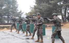 육군17보병사단 비룡대대 장병들이 &lsquo;예비군훈련 세미나 및 소집교육&rsquo;의 하나로 열린 시범식 교육에서 에어소프트건을 활용해 근접전투기술을 숙달하고 있다. 부대 제공