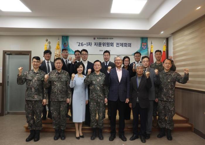 국군화생방방호사령부 자문위원 출범식에서 전종율(앞줄 왼쪽 넷째) 사령관과 자문위원들이 기념사진을 찍고 있다. 사진 제공=이승빈 육군중사