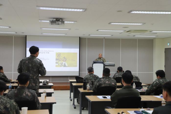 육군동원전력사령부가 개최한 상비예비군 대대장 지휘능력 향상 교육에서 참가자들이 질의·응답 시간을 갖고 있다. 부대 제공