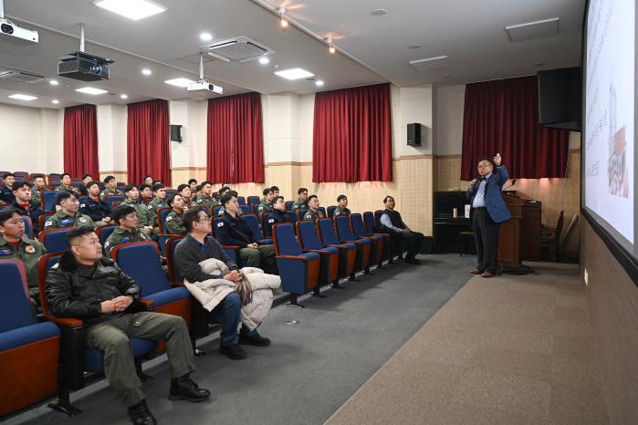 공군11전투비행단이 지난 13일 개최한 신경외과 전문의 심재준 교수 초빙강의에서 조종사들이 강의를 듣고 있다. 사진 제공=정수진 하사