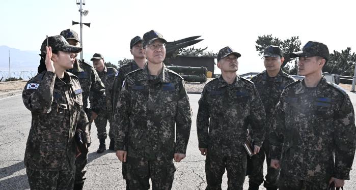 손석락(앞줄 가운데) 공군참모총장이 지난 15일 수도권 미사일방어부대를 방문해 현장지도하고 있다. 공군 제공