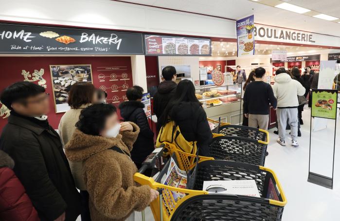 ‘두바이 디저트’ 열풍에 발맞춰 소비자들이 베이커리 매장에 줄을 서 있다. 연합뉴스