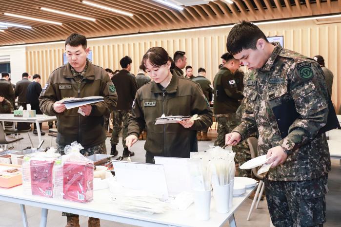 육군50보병사단 장병들이 올해 예비군훈련 도시락 납품업체 선정을 위한 품평회에서 음식 상태를 살피고 있다. 부대 제공