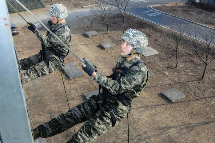 해병대1사단 킹콩여단 산악대대 장병들이 지난 13일 산악전 기초훈련 교장에서 타워레펠 준비를 하고 있다. 사진 제공=정현택 상병