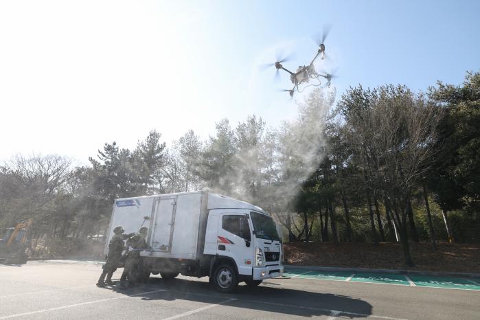 화학탄에 노출된 차량을 제독하는 드론.