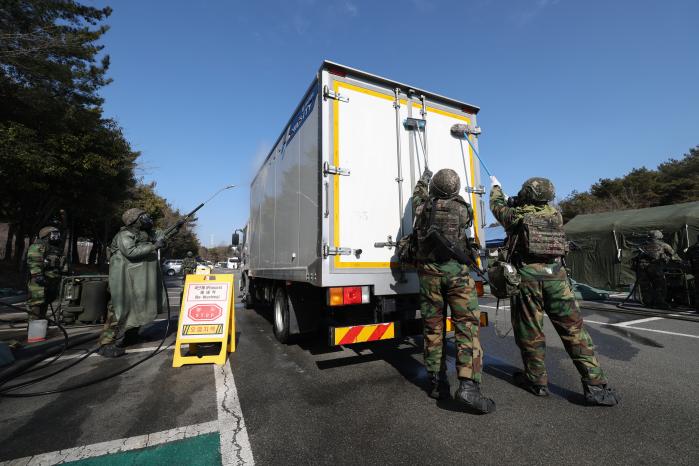 장병들이 오염된 차량을 제독하는 모습.
