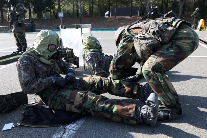 보행 환자가 보호장구를 벗고 있다.