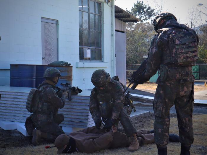 장병들이 거동수상자를 체포하고 있다.부대 제공