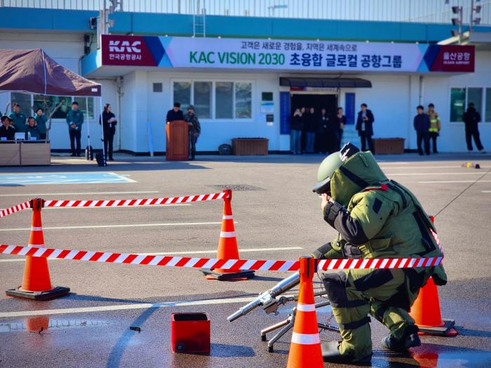 폭발물처리반이 위험물을 수거하고 있다.부대 제공