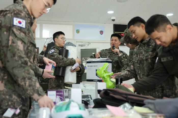 육군수기사 천둥대대 장병들이 바자회 ‘천둥 그린마켓’에 참여하고 있다.  부대 제공