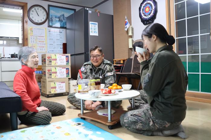 육군2기갑여단 번개대대 장병들이 부대 인근 마을 어르신과 담소를 나누고 있다.  부대 제공