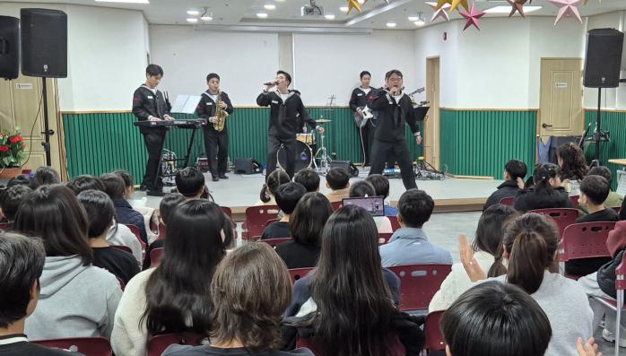 해군 군악의장대대 홍보대 장병들이 계룡학사를 방문해 밴드 공연을 펼치고 있다.  해군 제공