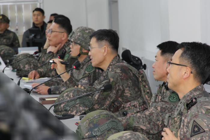 김규하(오른쪽 셋째) 육군참모총장이 지난 14일 50보병사단 해룡여단 해안감시기동대대를 방문해 해안경계작전 현황을 보고받고 있다. 육군 제공