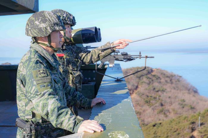 주일석(맨 왼쪽) 해병대사령관이 설날인 17일 서해 북방한계선(NLL) 최전방 말도소초를 방문해 장병들을 격려한 후 전방지역을 확인하고 있다. 해병대 제공