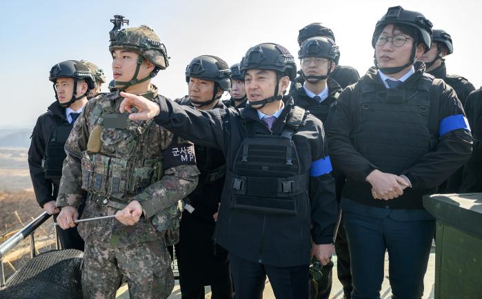 안규백 국방부 장관이 지난 15일 육군25보병사단 감시초소(GP)를 방문해 군사대비태세를 점검하고 있다.