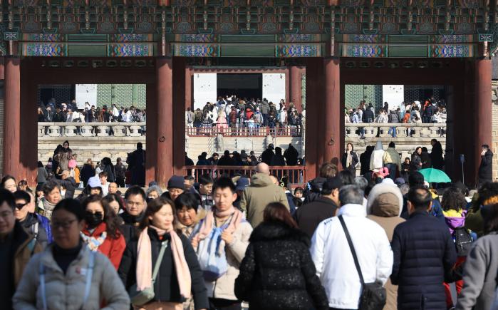 설 연휴 기간 경복궁을 포함한 4대궁, 종묘, 조선왕릉이 무료 개방한 가운데 18일 서울 경복궁에 관광객을 비롯한 인파가 몰려 인산인해를 이루고 있다. 연합뉴스