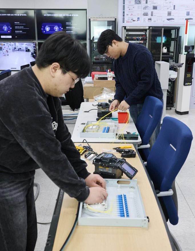 ICT폴리텍대학 학생들이 광통신종합실습실에서 광통신망 구축 과정 실습을 하고 있다.