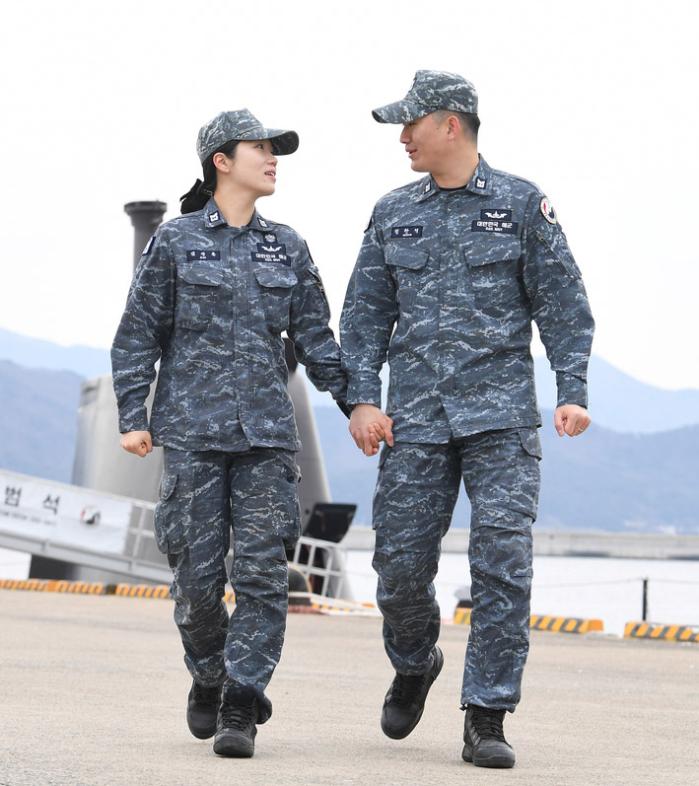 부대 내에서 손을 맞잡고 걷는 김(왼쪽) 중사와 정 중사.