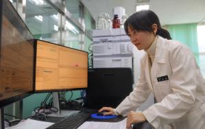 국군화생방방호사령부 화생방방어연구소 연구원이 시료 분석을 하고 있다. 부대 제공