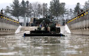 육군수도기계화보병사단 혜산진여단 노도대대 K21 보병전투장갑차가 최근 진행된 수상조종훈련에서 수상도하를 하고 있다. 부대는 장병들의 수상조종능력 강화와 하천 장애물 극복에 대한 자신감 배양에 중점을 두고 실전적인 도하 훈련을 지속적으로 펼치고 있다. 조종원 기자