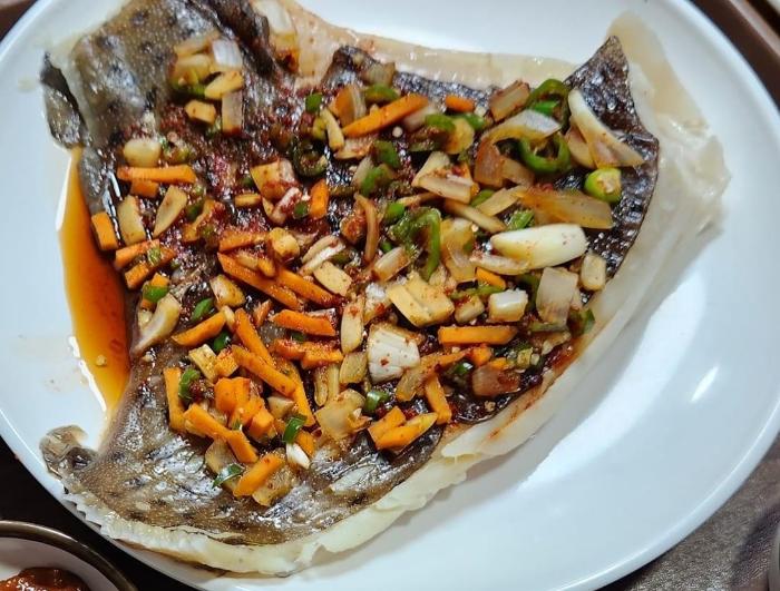 호남을 상징하는 음식 홍어찜.