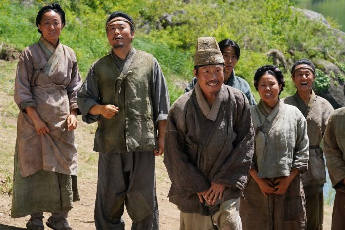 영화 ‘왕과 사는 남자’ 장면들. 사진=쇼박스