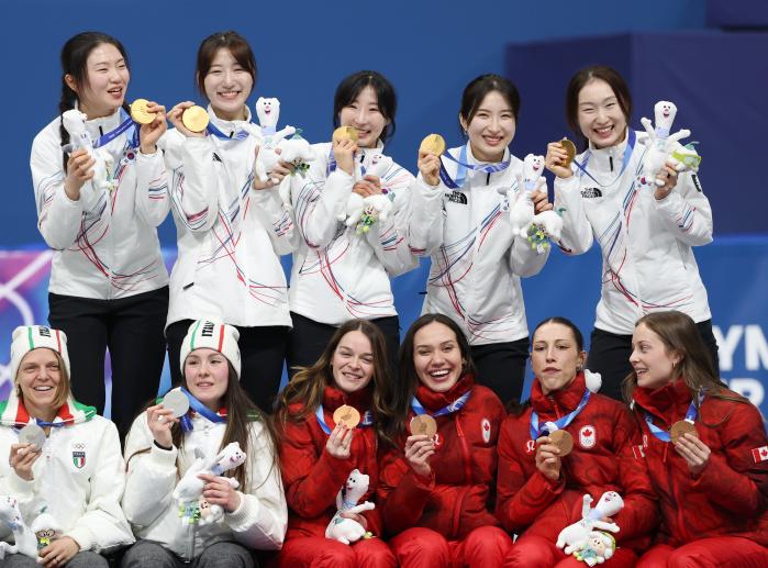 19일(한국시간) 열린 2026 밀라노·코르티나담페초 동계올림픽 쇼트트랙 여자 3000ｍ 계주에서 우승한 선수들이 금메달을 들고 기뻐하고 있다. 왼쪽부터 심석희, 노도희, 이소연, 김길리, 최민정. 연합뉴스