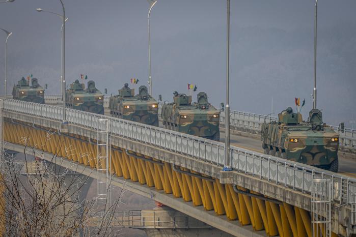 육군25보병사단 만월봉대대 K808 차륜형장갑차가 혹한기 훈련 중 기동하고 있다. 사진 제공=김현석 중사