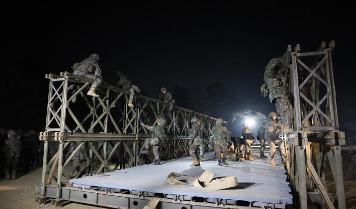 육군지작사 1101공병단 장병들이 혹한기 전술훈련 중 장간조립교를 구축하고 있다.