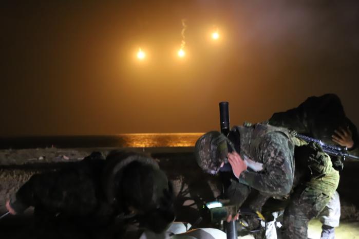 육군12보병사단 상승향로봉여단 장병들이 강원 고성군 지경사격장에서 박격포 조명탄 해상 사격을 하고 있다. 사진 제공=이훈 대위