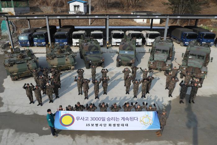 육군15보병사단 화생방대대 장병들이 차량 무사고 3000일 달성을 기념해 사진을 찍고 있다. 부대 제공