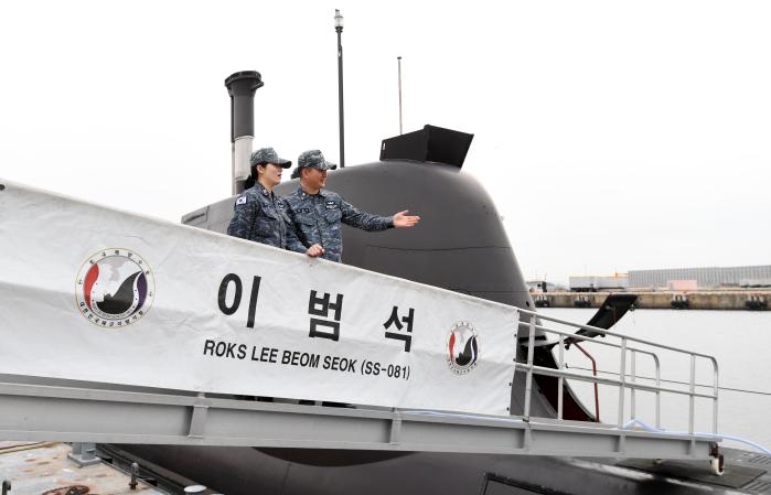 해군잠수함사령부 도산안창호함 음탐부사관 김경훈(왼쪽) 중사와 이범석함 행정장 정찬석 중사가 현문에서 이야기를 나누고 있다. 두 사람은 각기 다른 함정에서 근무하는 잠수함 승조원 부부로, 지난해 12월 결혼했다.
