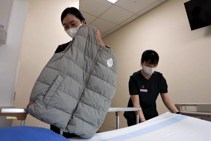 국군수도병원 국군외상센터 간호장교들이 환자용 보온조끼를 비롯해 침상을 정리하고 있다. 부대 제공